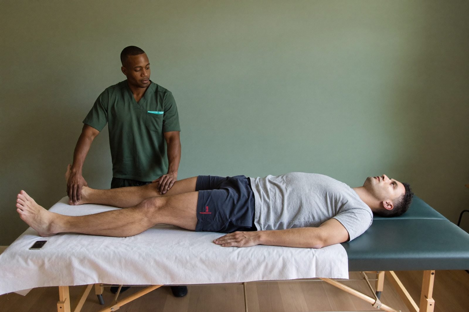 Testing how a knee moves before deciding what to treat